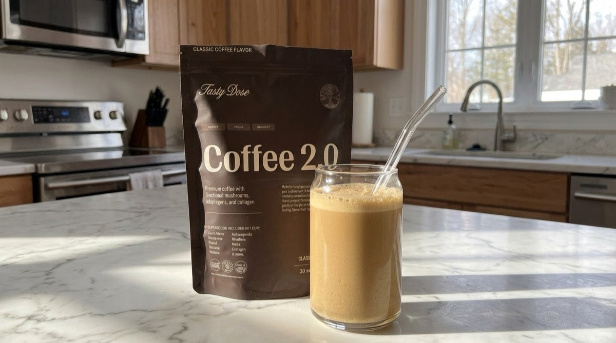 Coffee 2.0 Packung neben einem Glas Kaffee