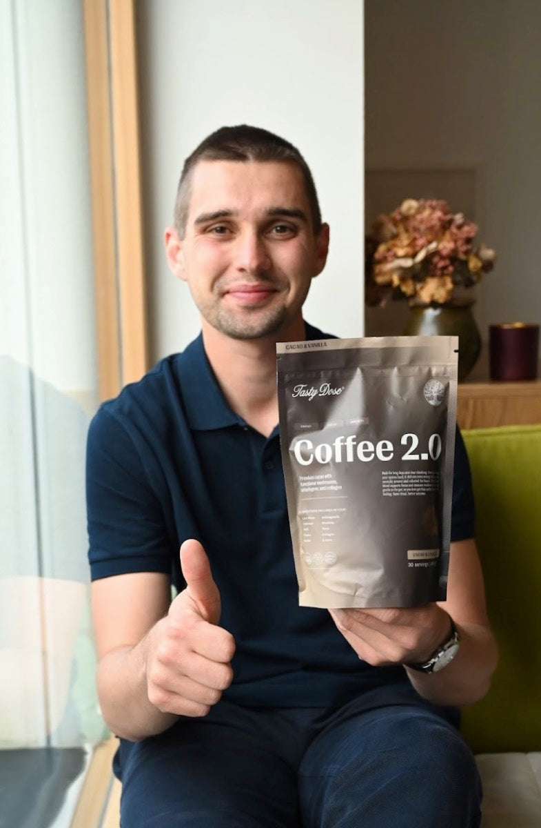Eine Person hält eine Packung Coffee 2.0 und zeigt Daumen hoch