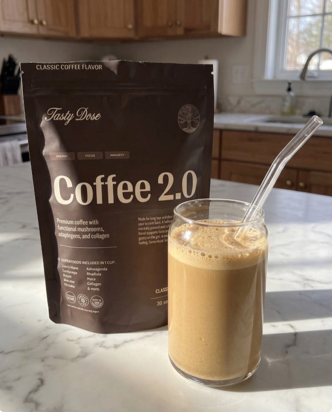 Coffee 2.0 von Tasty Dose, Beutel „Classic Coffee Flavor“ neben einer fertigen Tasse